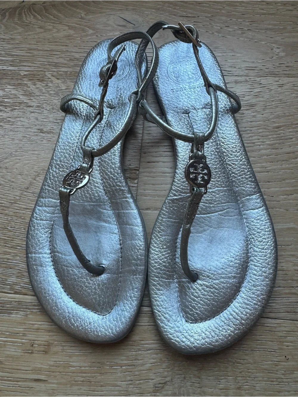 🔥Tory Burch Silver Small medallion sandales sz8–8.5 good Cond Price Firm !